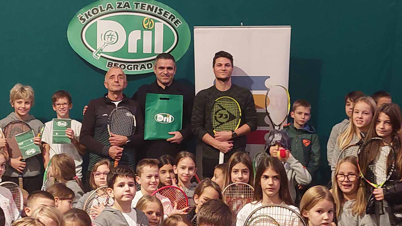 Miomir Kecmanović igrao mini tenis sa decom u školi Ruđer Bošković